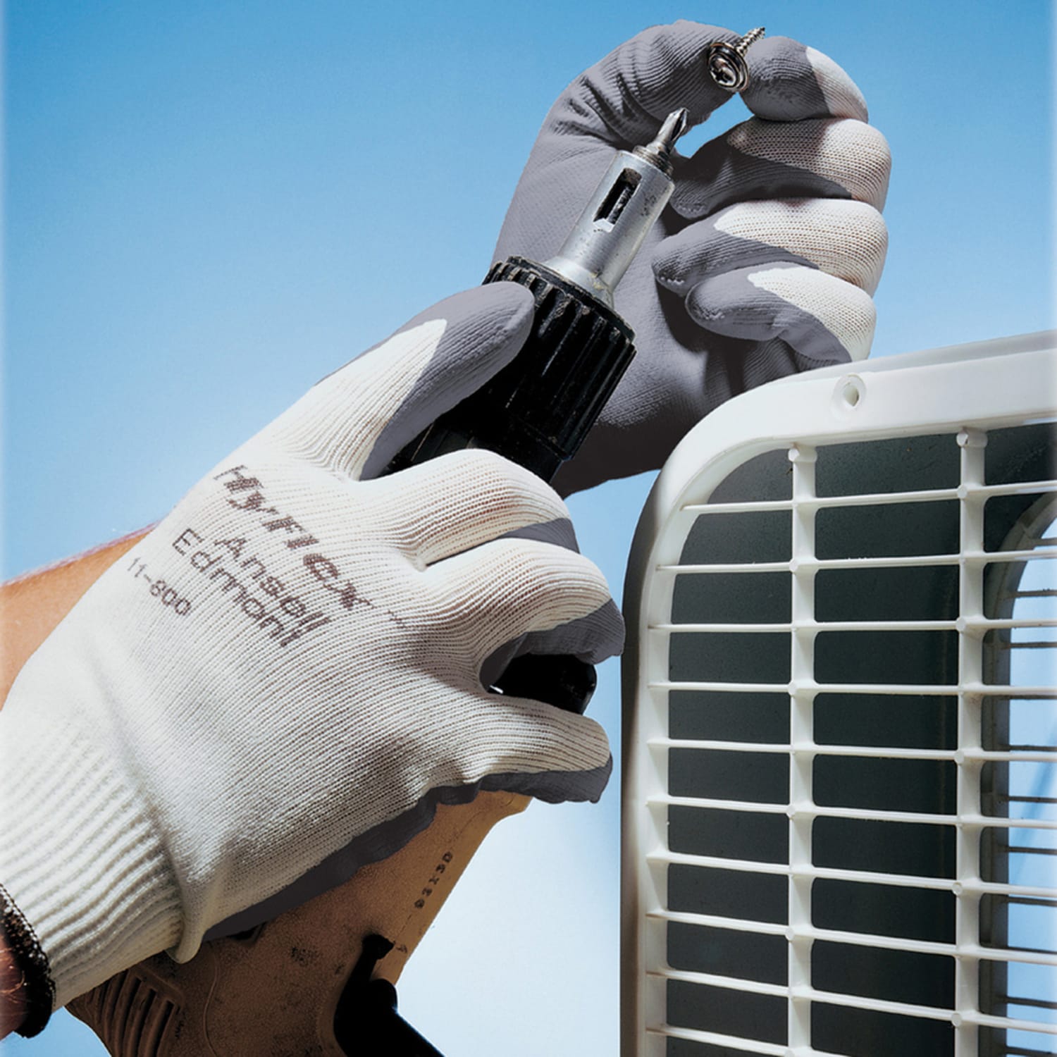 Ansell HyFlex Foam 11-800 Abrasion-Resistant Gloves, Medium, Gray/White - Image 4