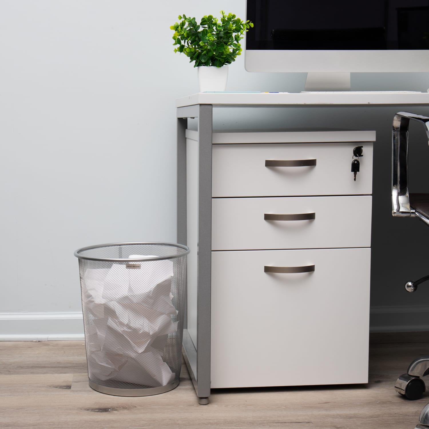 Mind Reader Metal Mesh Trash Can 4.4 Gallon Waste Paper Basket, 13-3/4inH x 11-1/2inW x 11-1/2inD, Silver - Image 3