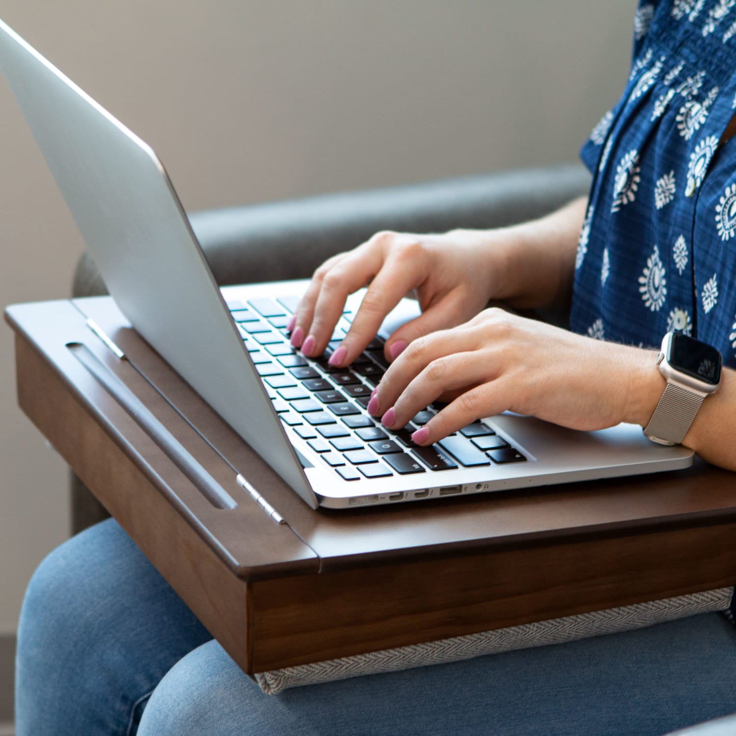 LapGear Schoolhouse Lap Desk, 3-15/16inH x 15-5/8inW x 3-15/16inD, Java Acacia - Image 3