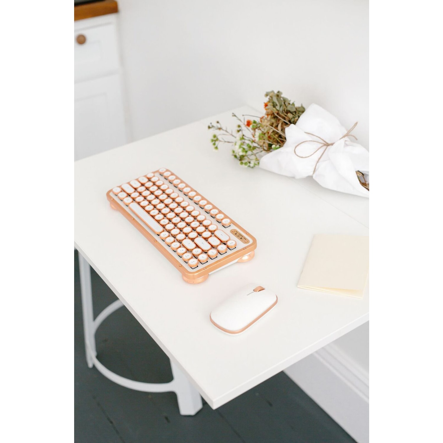 Azio Retro Wireless Keyboard, Compact, Posh - Image 3