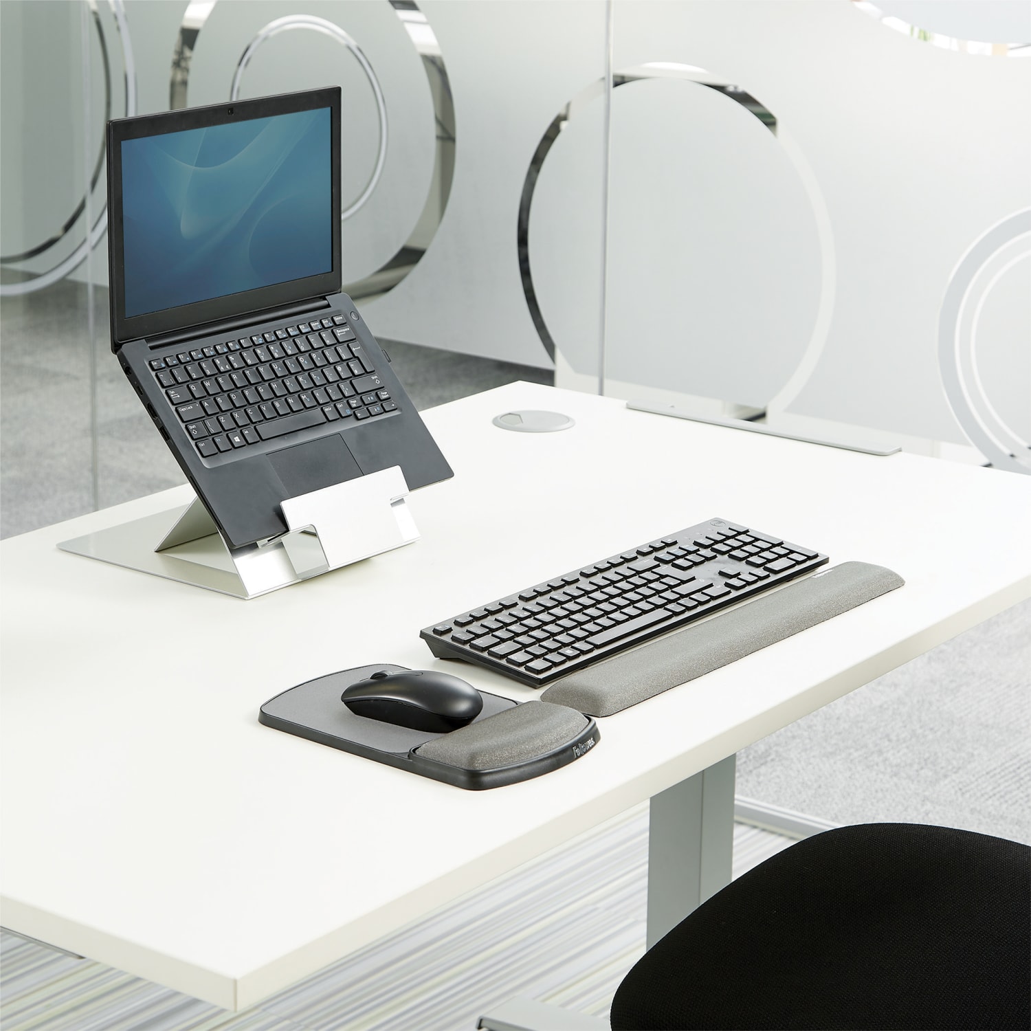Fellowes Gel Wrist Rest, Graphite - Image 5