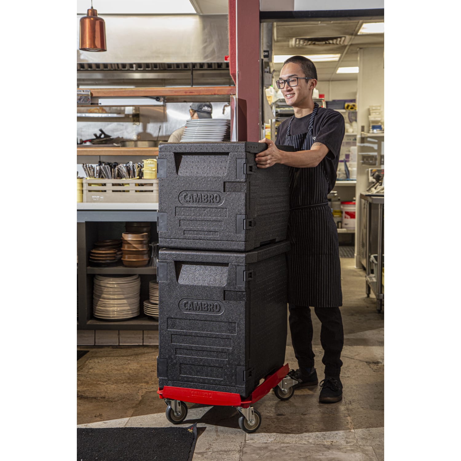 Cambro Cam GoBox GN 1/1 Front Loader Food Transporter, 24-5/8inH x 17-5/16inW x 25-1/4inD, Black - Image 5