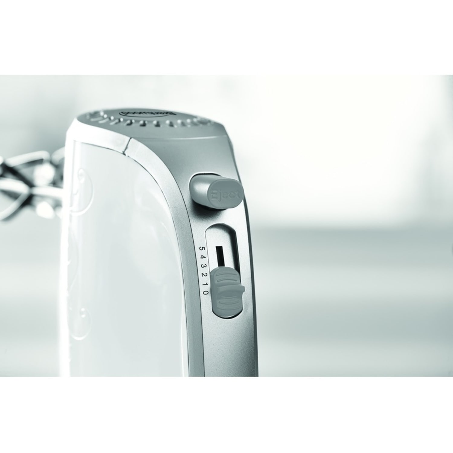Brentwood Lightweight 5-Speed Electric Hand Mixer, White - Image 5