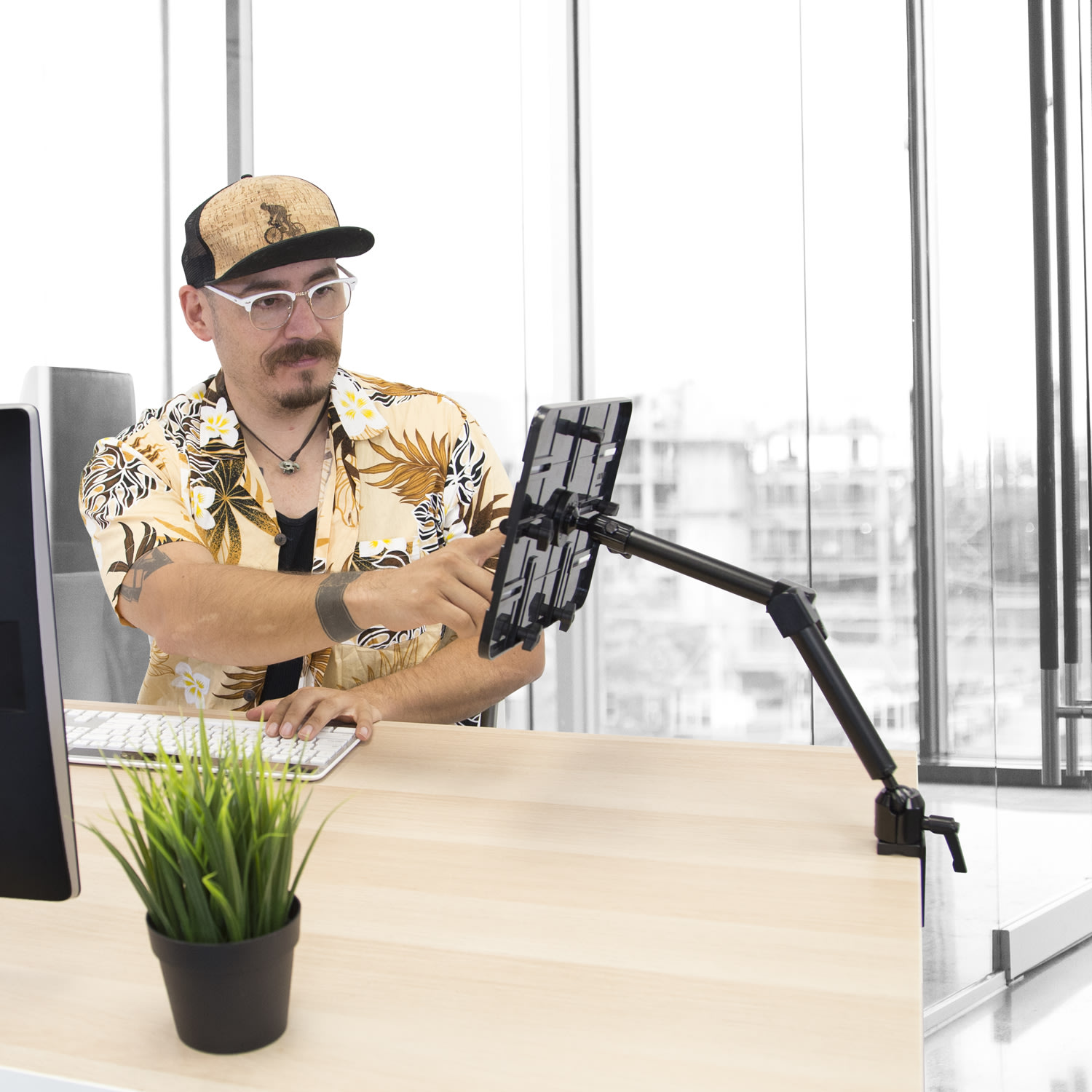 Mount-It! MI-7510 Universal Tablet Pole And Desk Mount For 6 - 14in Tablets, Black - Image 3