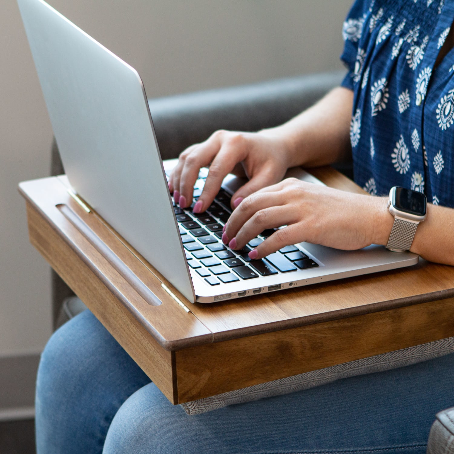 LapGear Schoolhouse Lap Desk, 3-15/16inH x 15-5/8inW x 3-15/16inD, Natural Acacia - Image 3