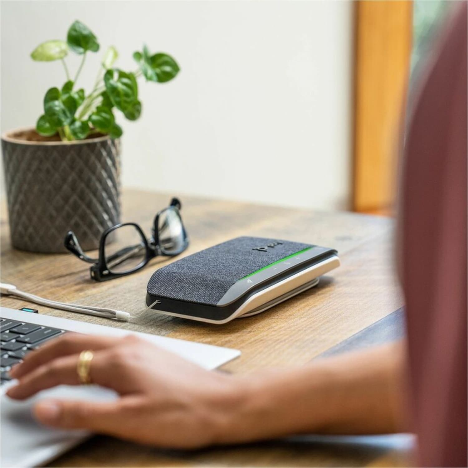 Sync 20 Speakerphone USB-C/A Adapter (B95VJUT) - Wired/Wireless Bluetooth - Zoom, Google Meet - 3 Microphone(s) - 40 mm Speaker(s) - Black - Portable - Image 5
