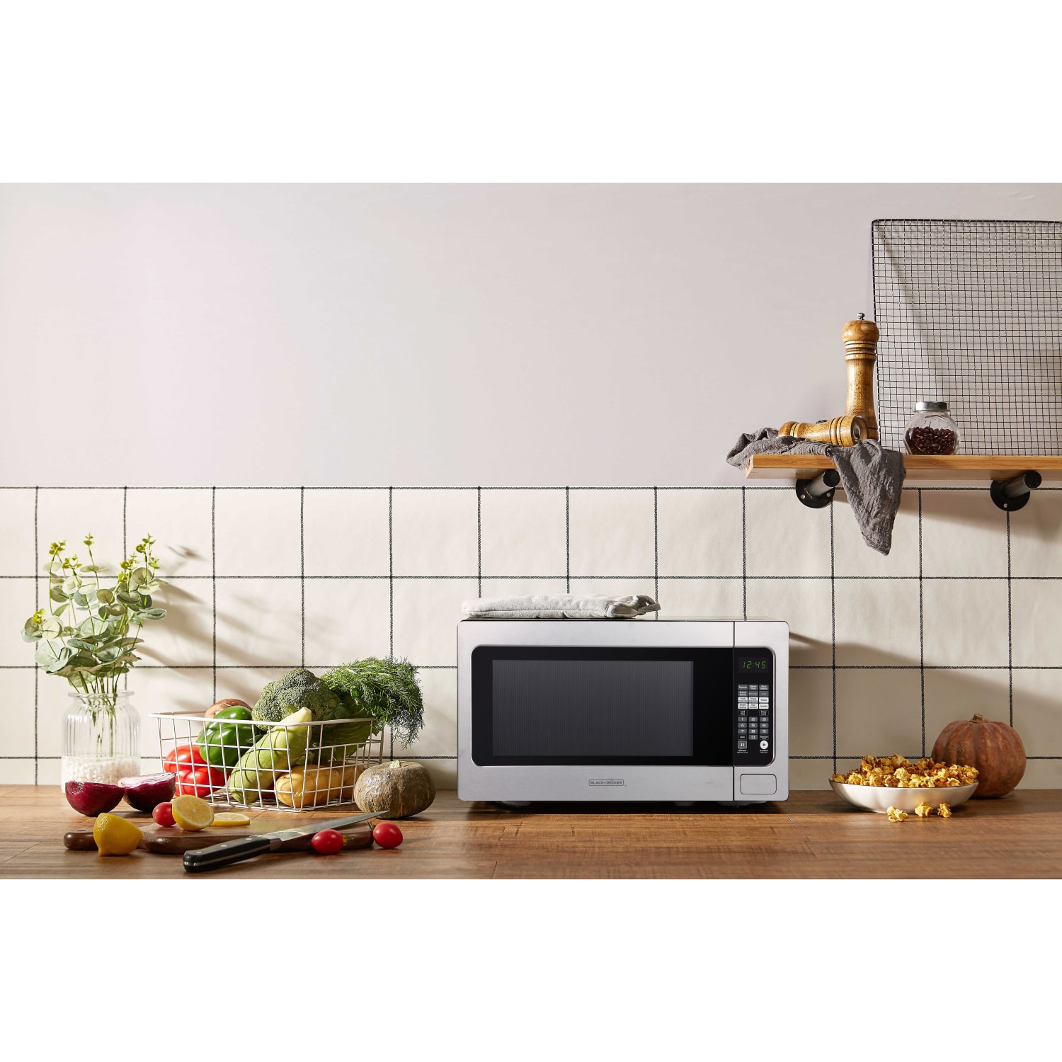 Black+Decker EM262AMY-PHB 2.2 Cu Ft Microwave, Stainless Steel - Image 3