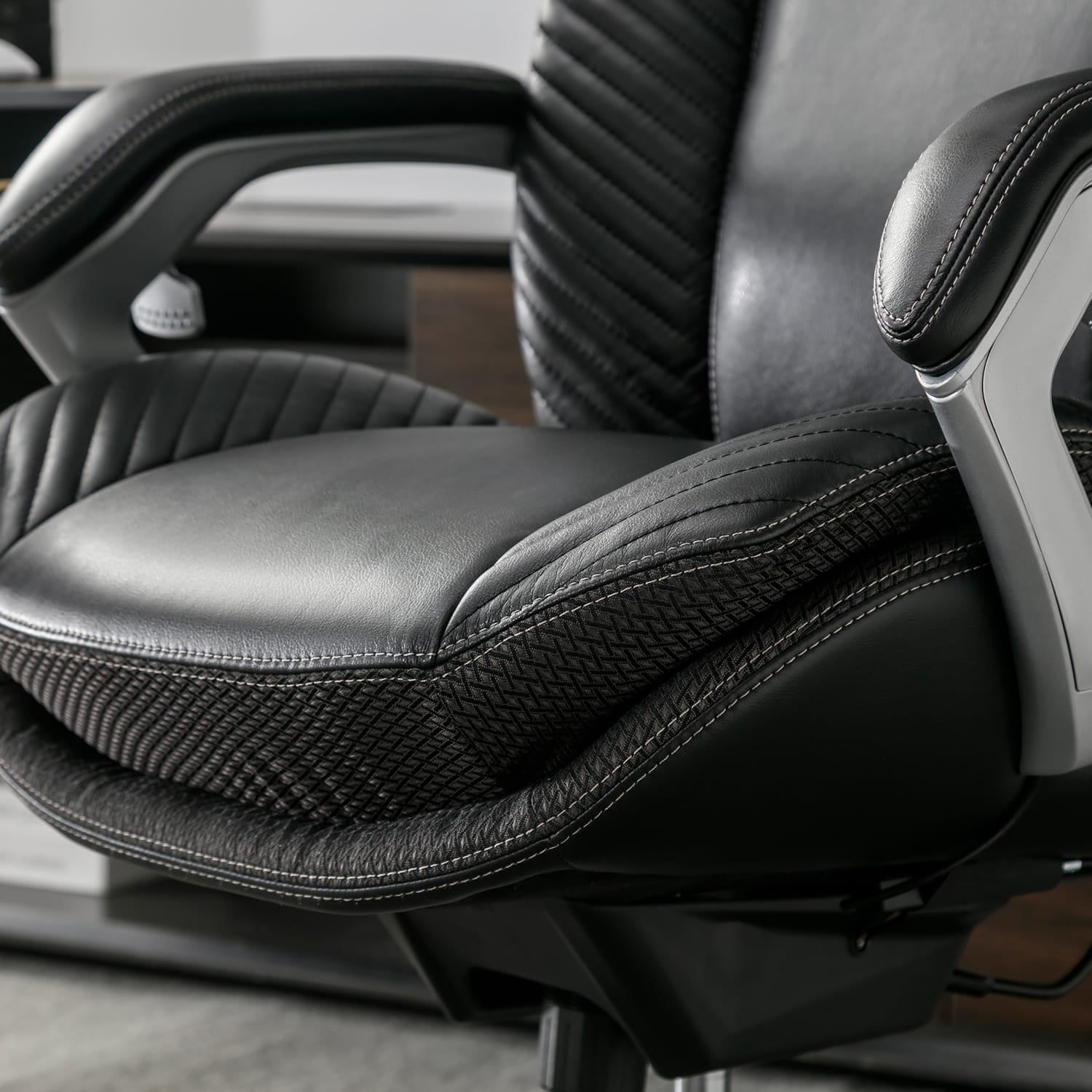 Serta iComfort i6000 Big Tall Ergonomic Bonded Leather HighBack Executive Office Chair BlackSilver PopularChairscom Serta iComfort i6000 Big Tall Ergonomic Bonded Leather High Back Executive Office Chair BlackSilver PopularChairscom