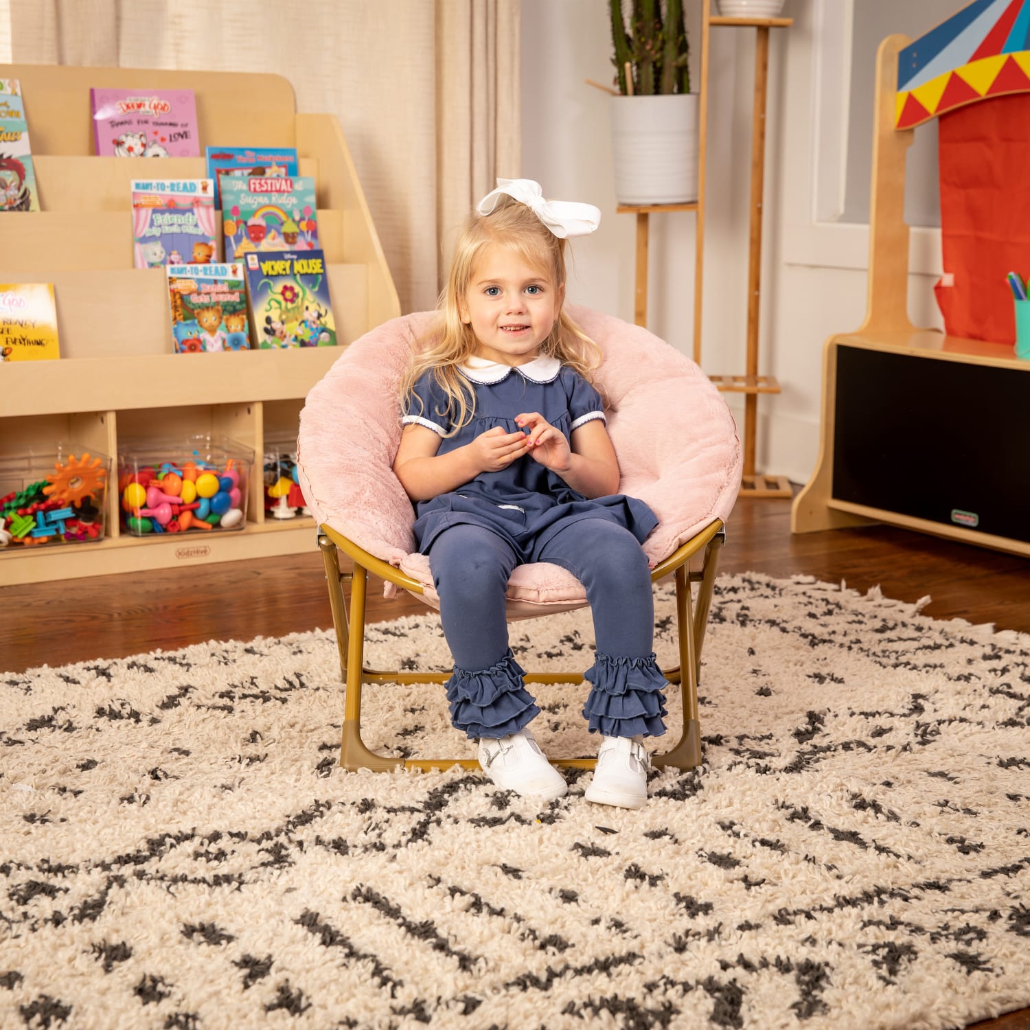 Flash Furniture Gwen  23in Kids Cozy Mini Folding Saucer Chair Faux Fur Moon Chair for Toddlers and Bedroom Blush Faux FurSoft Gold Frame PopularChairscom