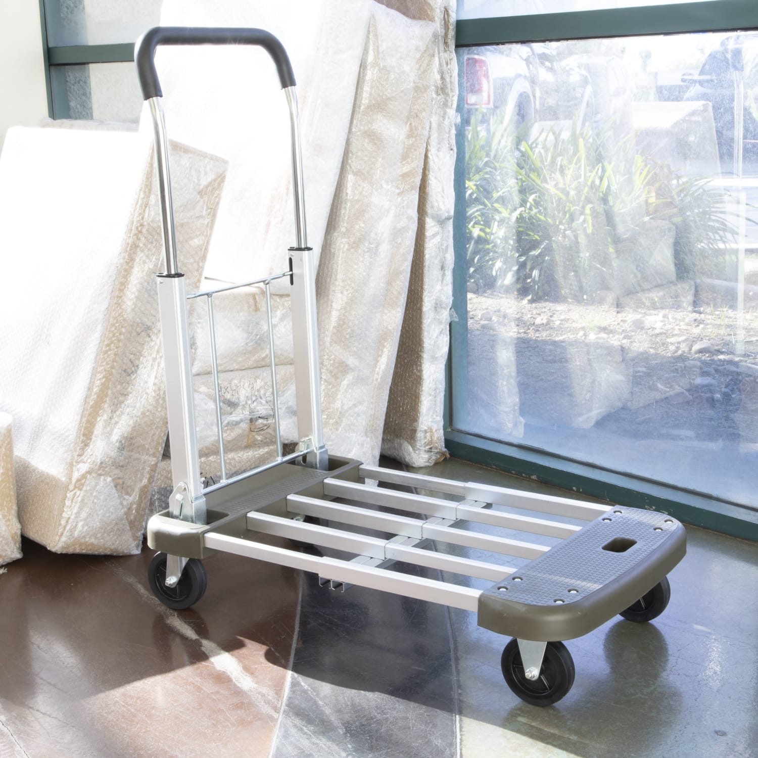 Mount-It! MI-950 Aluminum Heavy-Duty Folding Platform Hand Truck With Expandable Base, 35inH x 17-1/2inW x 29inD, Gray/Silver/Black - Image 5