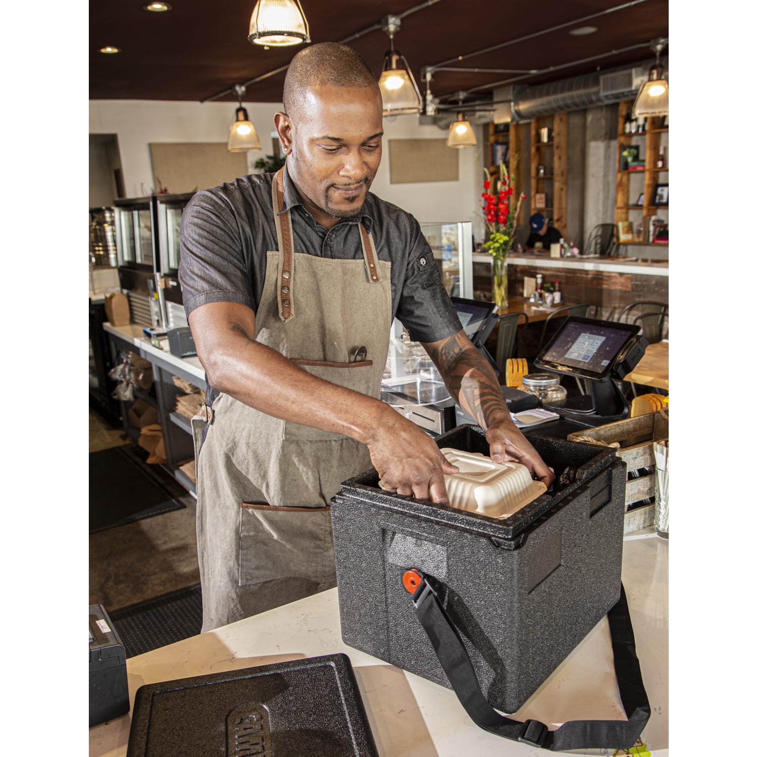 Cambro Cam GoBox Half-Size Top Loading Food Transporter, With Web Strap, 12-7/16inH x 13inW x 15-7/16inD, Black - Image 6
