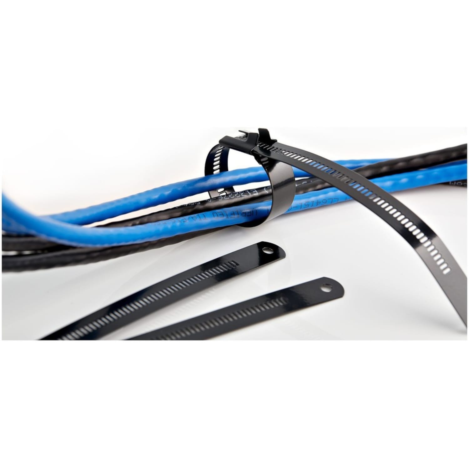StarTech.com 50 Pack 9in Stainless Steel Cable Ties - Strong Metal Zip Tie - Nylon Coated Metal Detectable Cable Ties - CBMMCT - Image 3