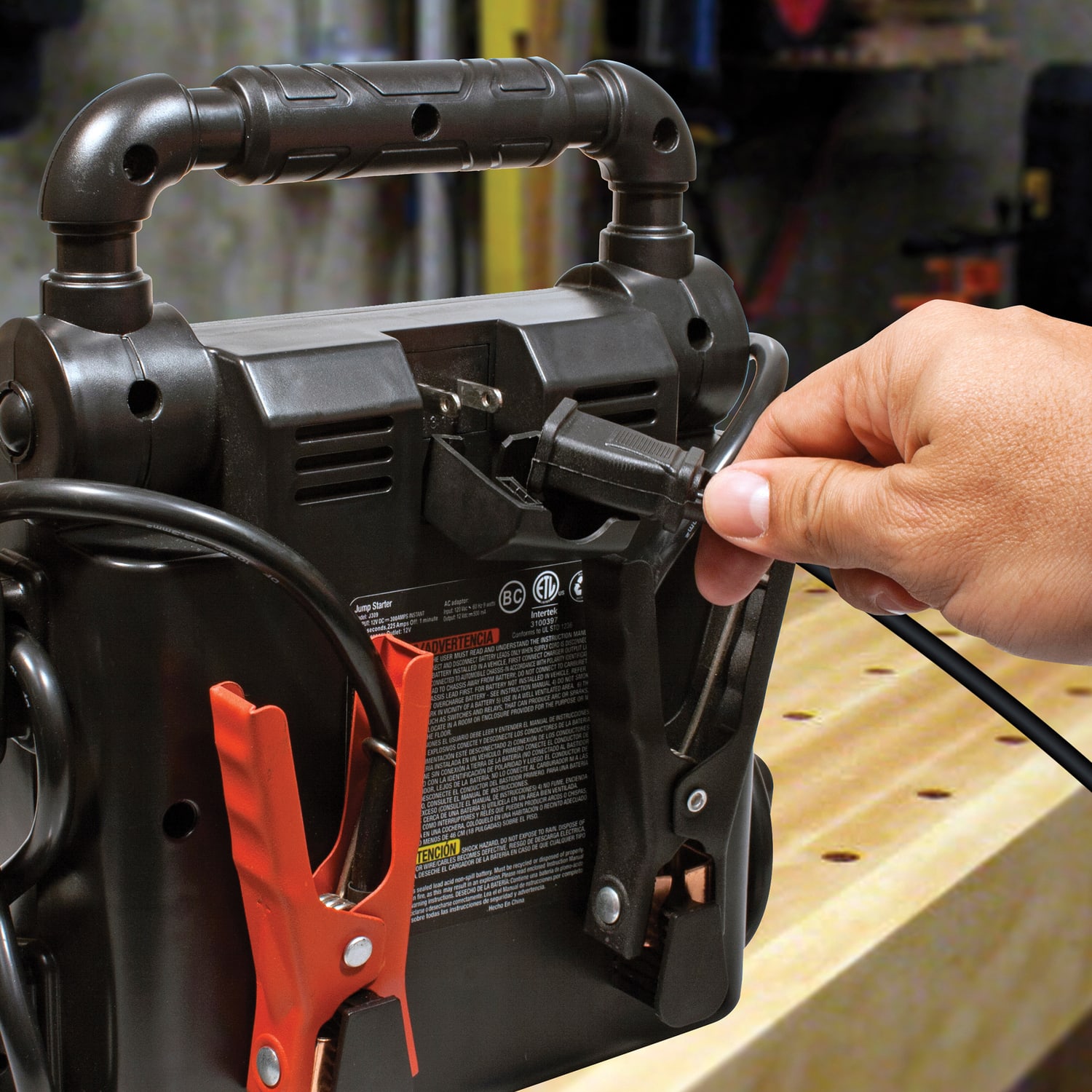 STANLEY J309 600-Amp-Peak 12-Volt Rechargeable Jump Starter and Power Station - Image 4