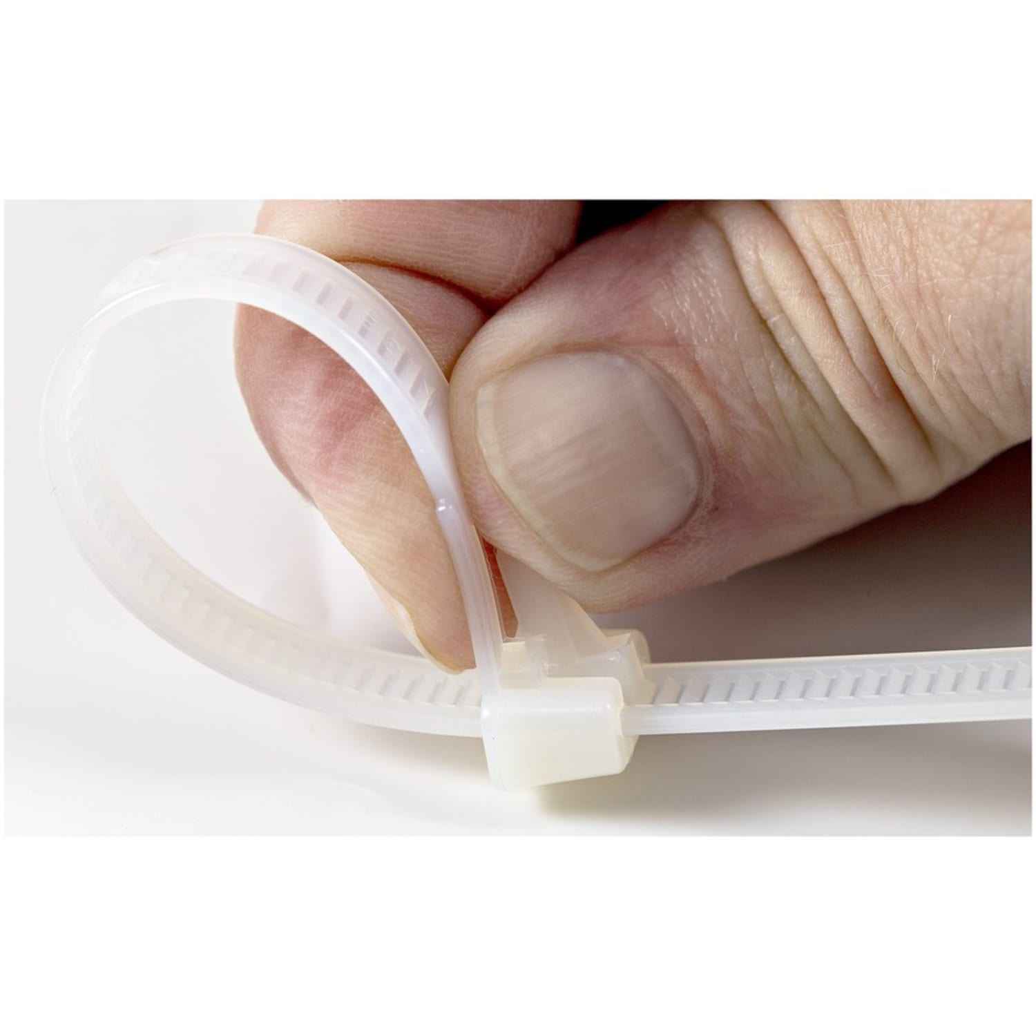 StarTech.com 100 Pack 6in Reusable Cable Ties - White Medium Releasable Nylon/Plastic Zip Ties Resealable Adjustable Network Cable Wraps UL - Image 6
