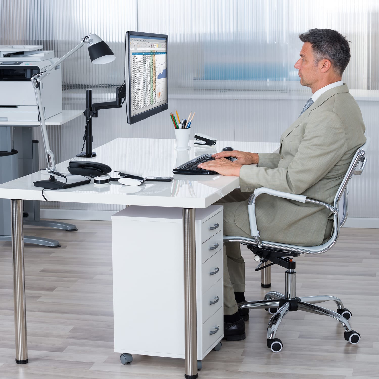Mount-It! MI-4761 Single Monitor Arm Desk Mount, 16inH x 6inW x 4.8inD, Black - Image 6