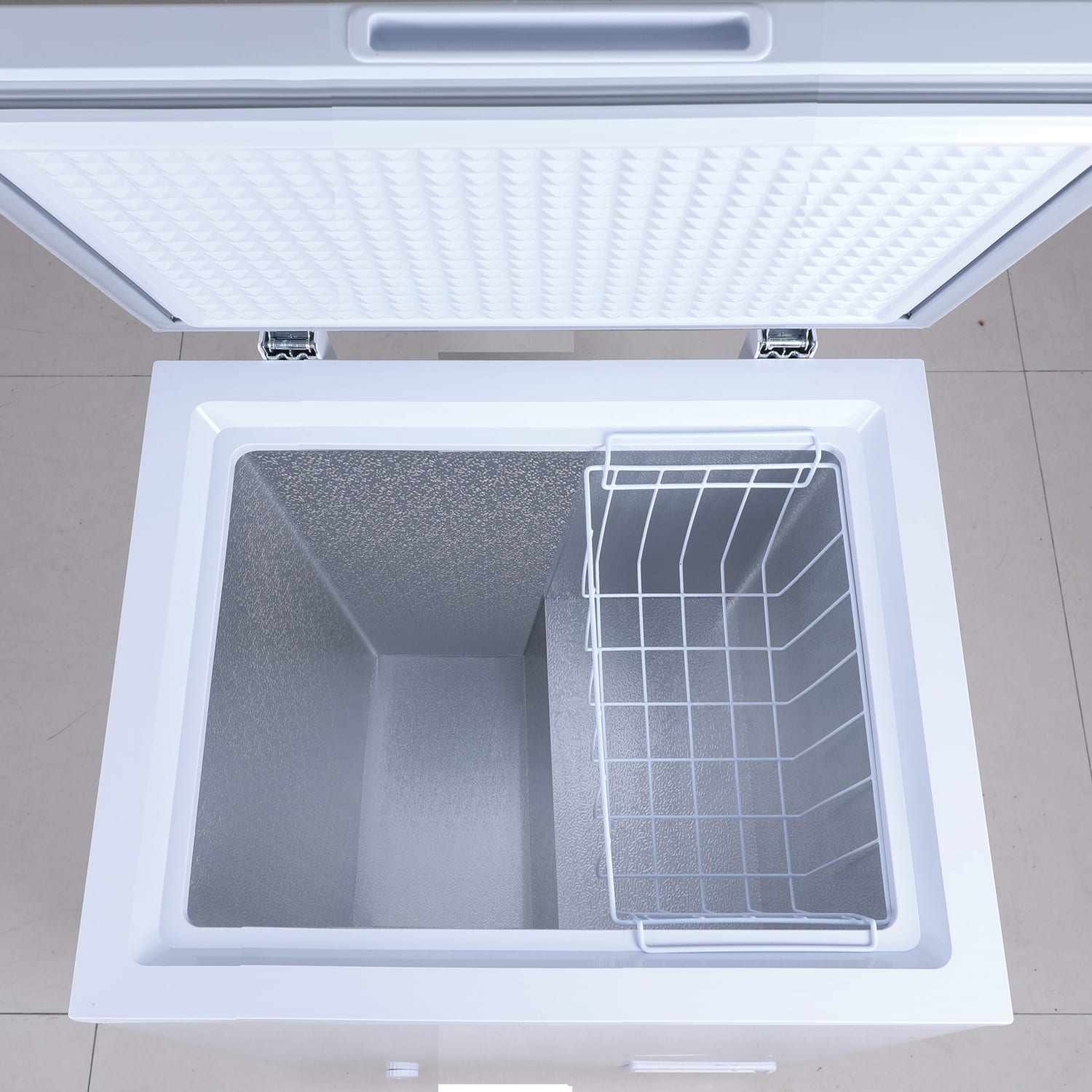 Frigidaire Garage-Ready Chest Deep Freezer with Easy-Defrost Drain, 3.5 cu ft, White - Image 4