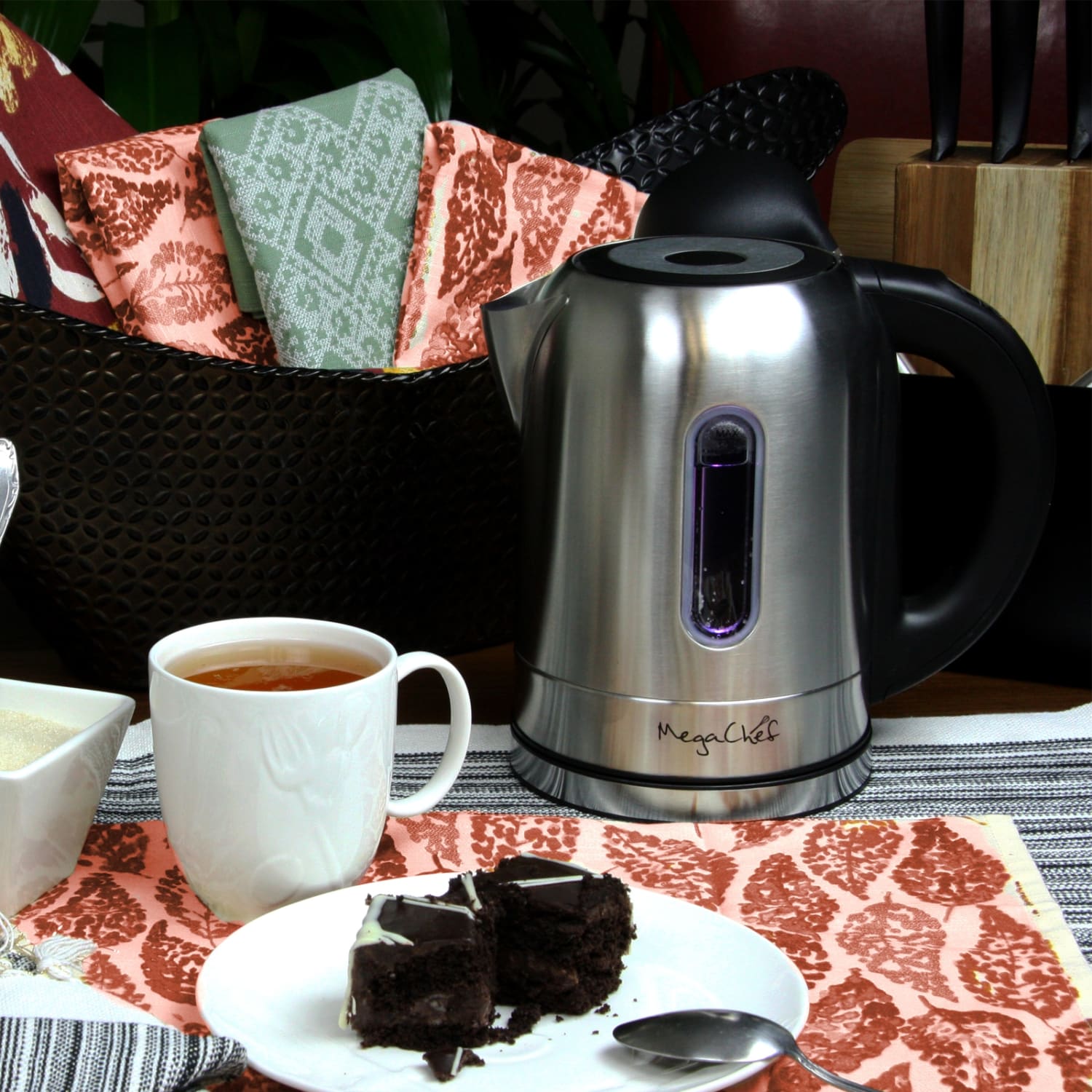 MegaChef 1.7-Liter Stainless Steel Electric Tea Kettle, With 5 Preset Temperatures, Silver - Image 3