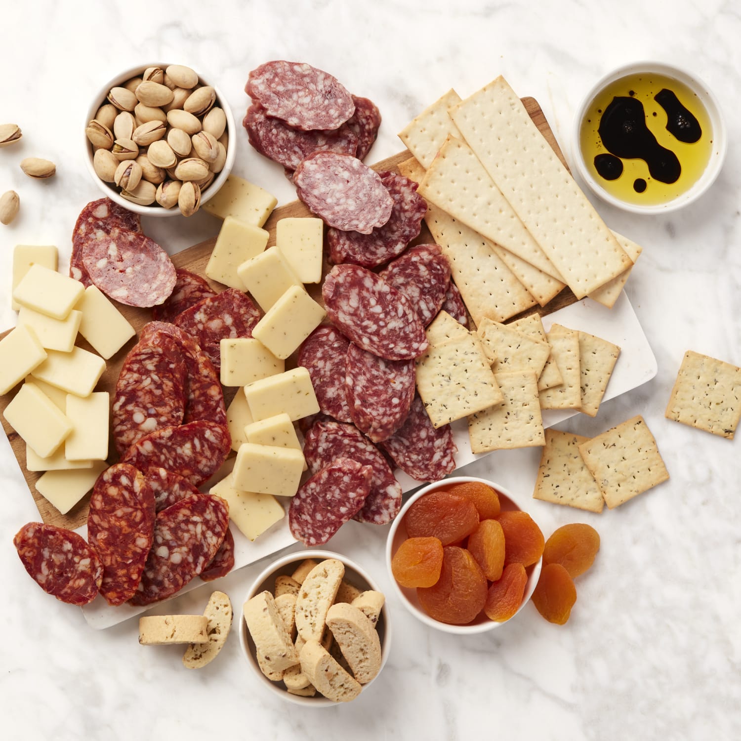 Hickory Farms - Deluxe Meat and Cheese Gift Crate - 11 items - Image 3