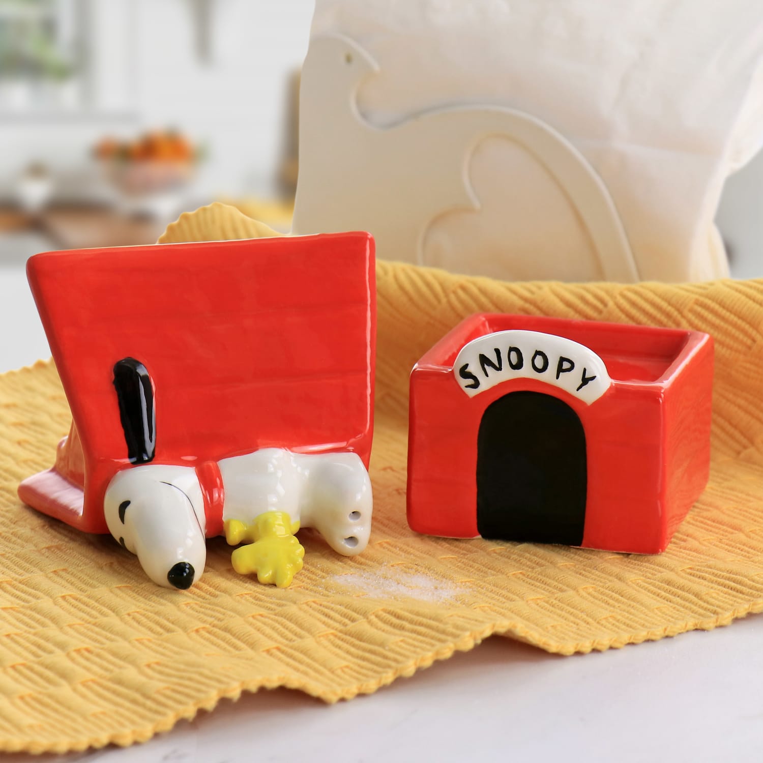 Gibson Peanuts Classical Dog House Snoopy And Woodstock Salt And Pepper Shaker Set, Red - Image 6