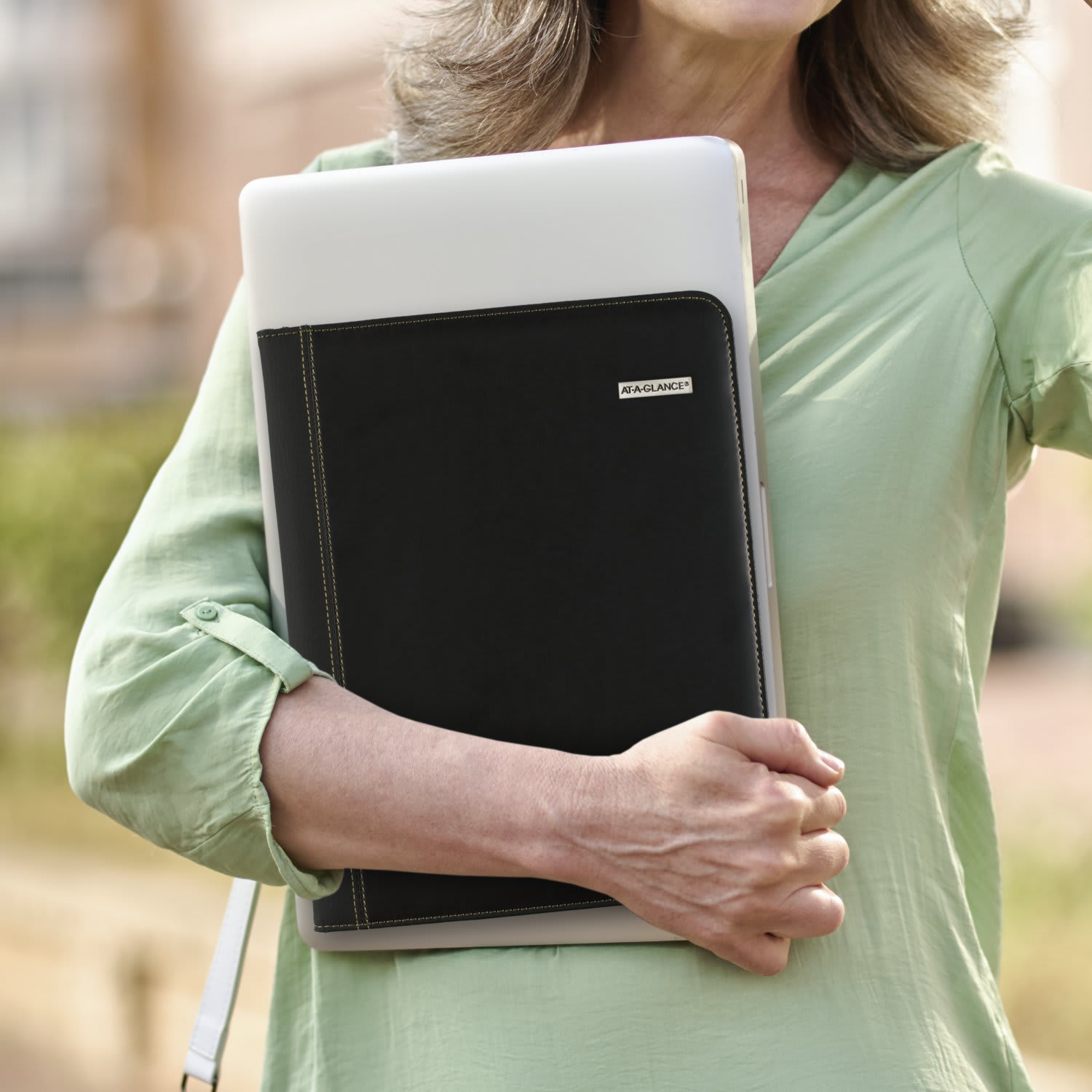 AT-A-GLANCE Executive 2027 Monthly Padfolio, Black, Large, 9in x 11in - Image 5