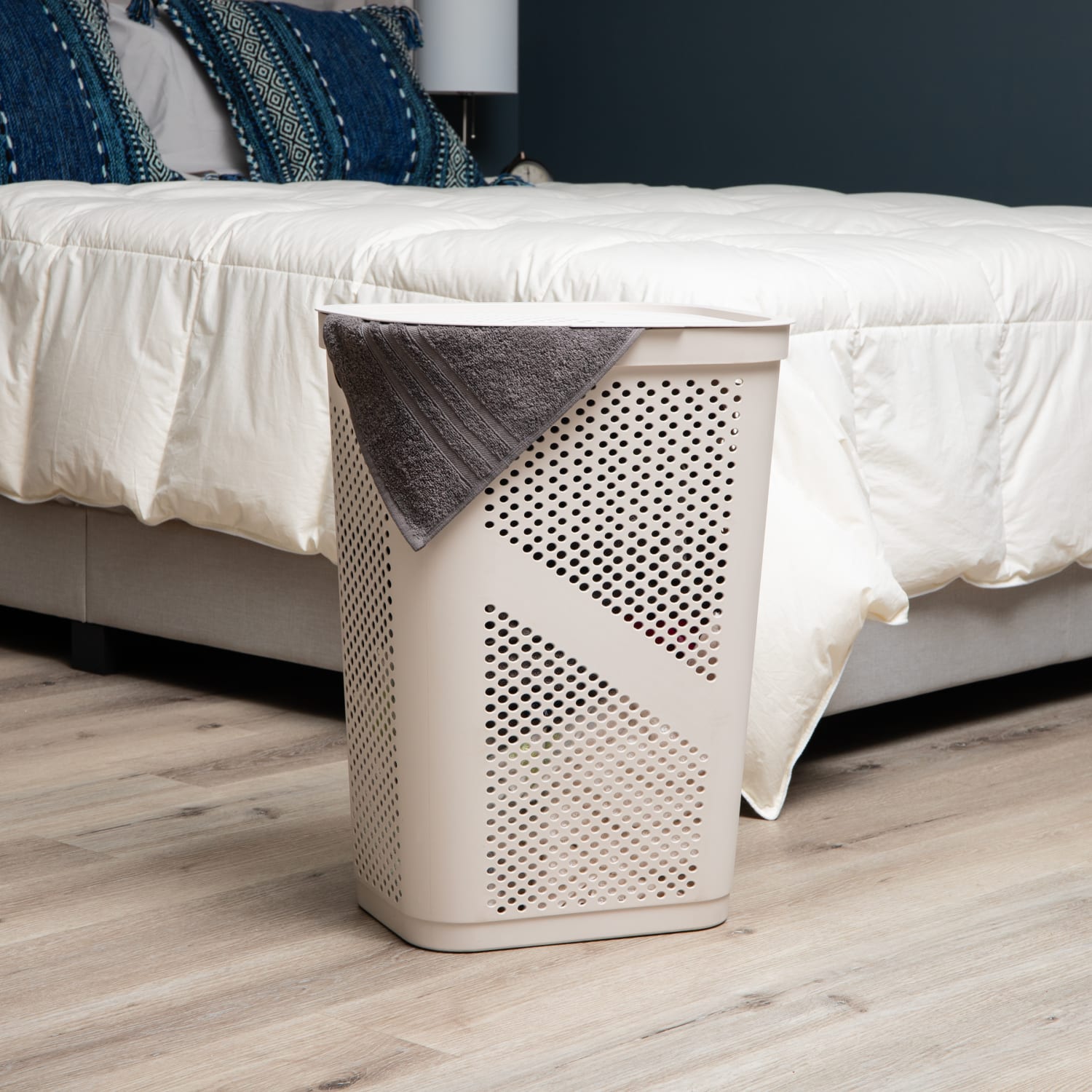 Mind Reader 60L Laundry Hamper Clothes Basket with Lid, 23-1/2inH x 13-3/4inW x 17-1/4inL, Ivory - Image 3