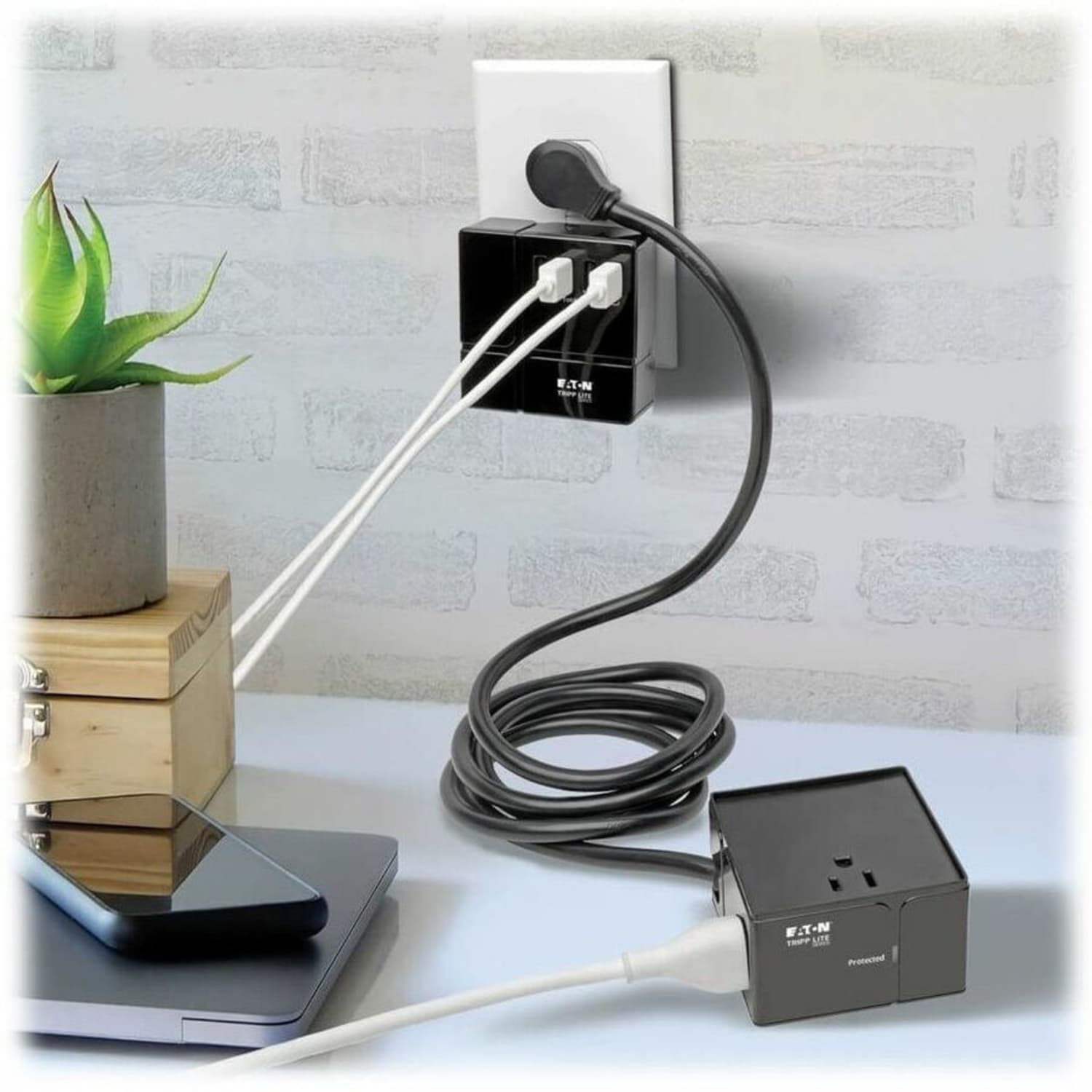 Eaton Tripp Lite Series Surge Protector Power Cube 3-Outlet 6 USB-A 7.2A 6ft Cord Black 540 Joules - Surge protector - TLP366CUBEUSBB - Image 5