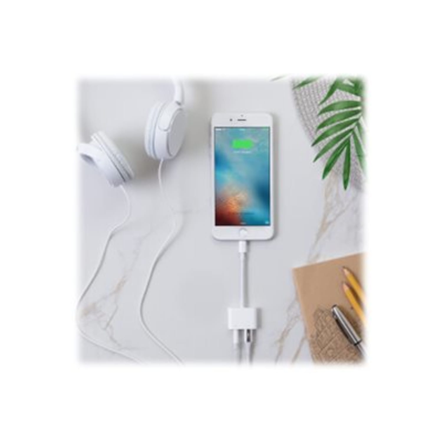 Belkin 3.5 mm Audio + Charge RockStar - Lightning to headphone jack / charging adapter - Lightning male to Lightning, 4-pole mini jack female - white - Image 3
