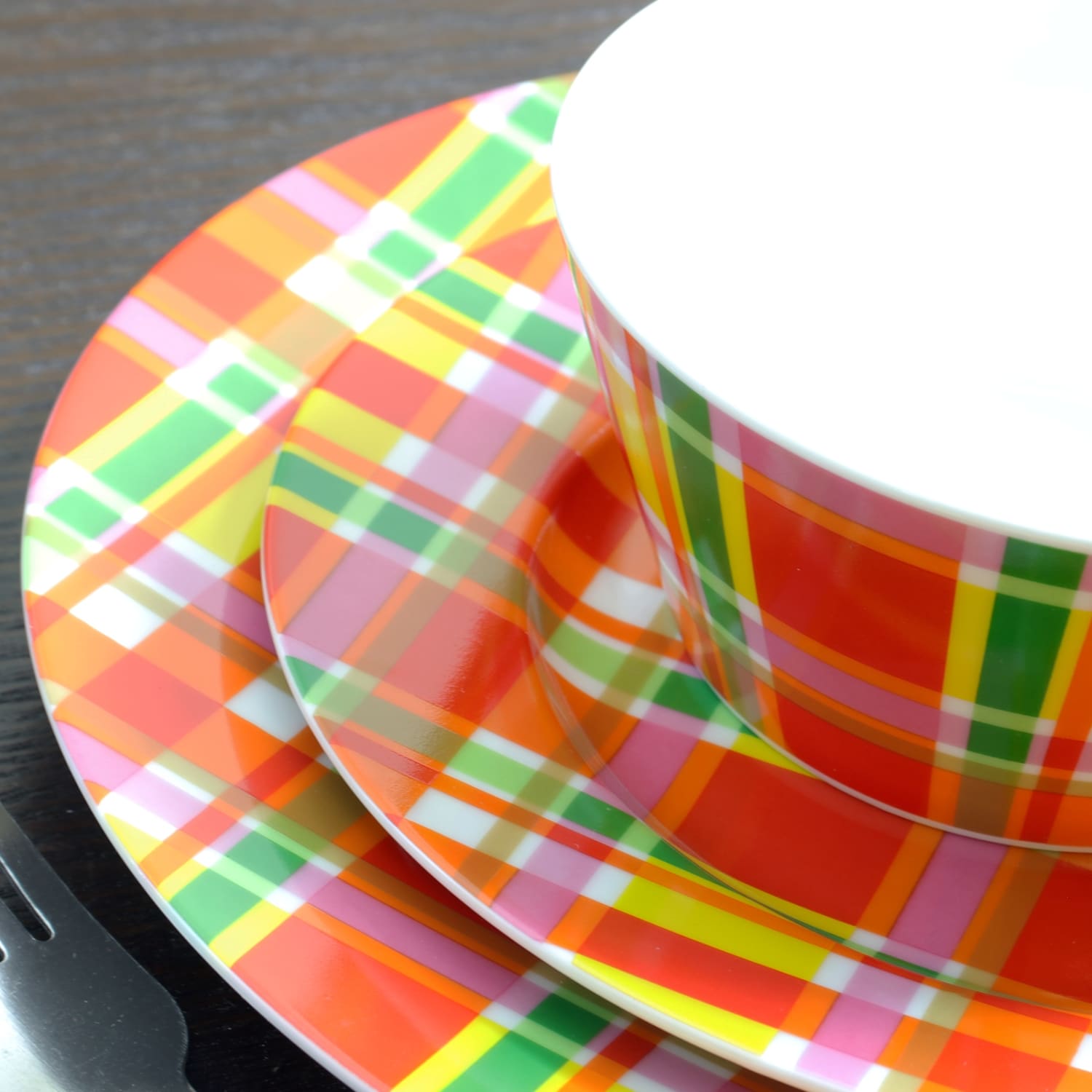 Oui by French Bull 16-Piece Porcelain Dinnerware Set, Multicolor Plaid - Image 4