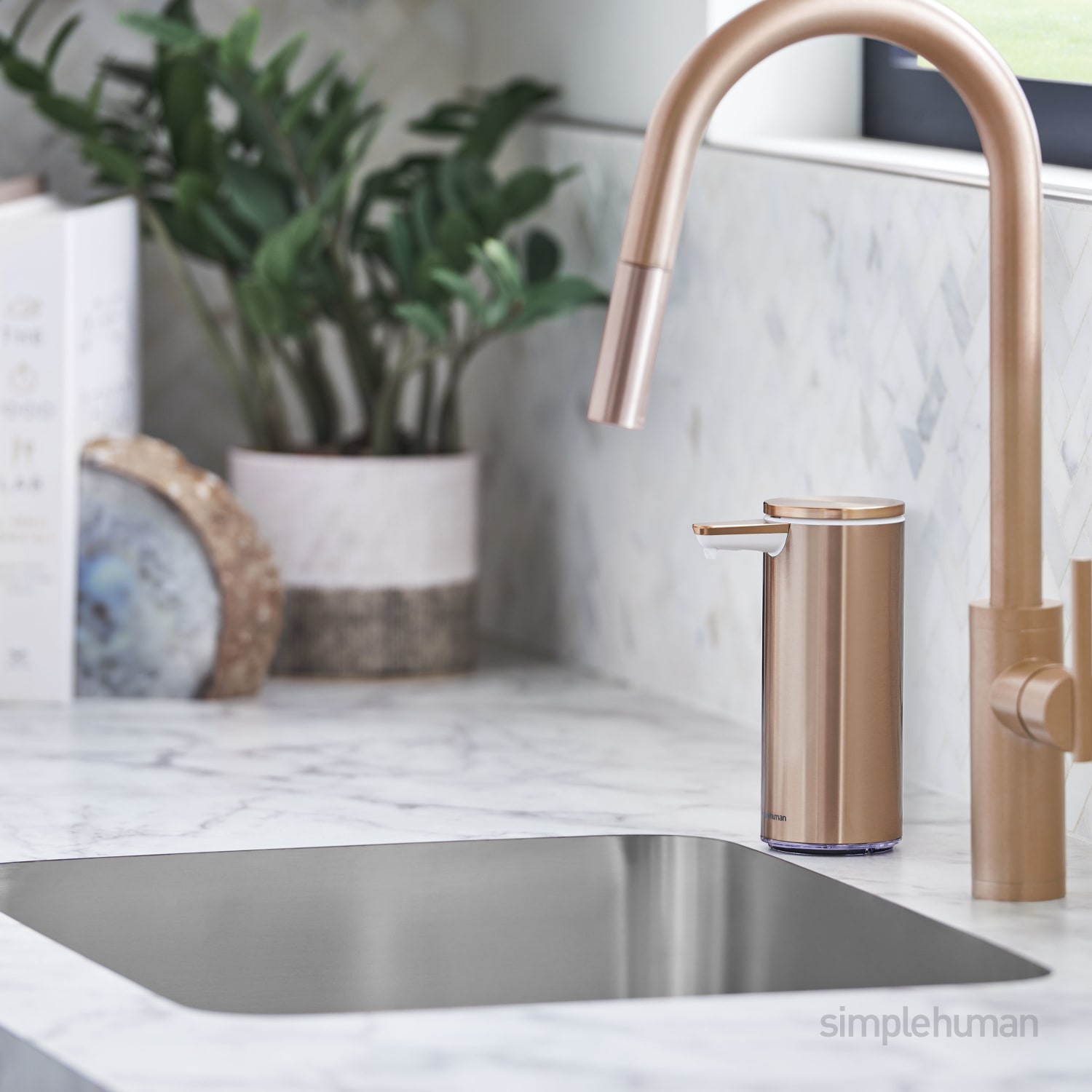 simplehuman Touch-Free Rechargeable Sensor Liquid Soap and Hand Sanitizer Dispenser, 9 Oz, Rose Gold - Image 6