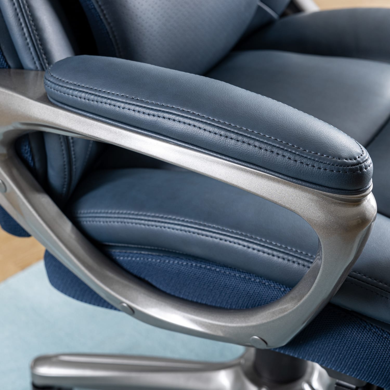 Serta Smart Layers Arlington AIR Ergonomic Bonded Leather HighBack Executive Chair NavySilver PopularChairscom Serta Smart Layers Arlington AIR Ergonomic Bonded Leather High Back Executive Chair NavySilver PopularChairscom