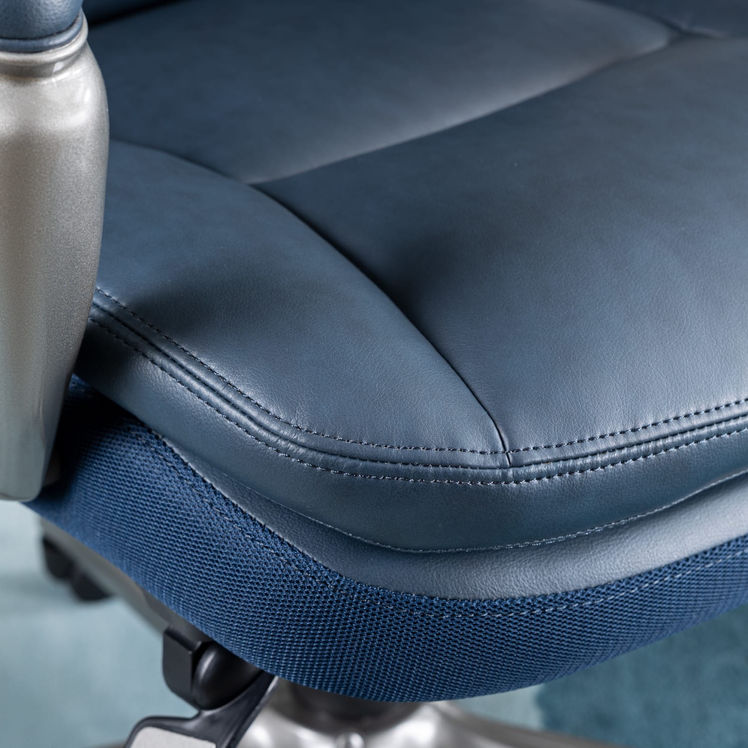 Serta Smart Layers Arlington AIR Ergonomic Bonded Leather HighBack Executive Chair NavySilver PopularChairscom Serta Smart Layers Arlington AIR Ergonomic Bonded Leather High Back Executive Chair NavySilver PopularChairscom